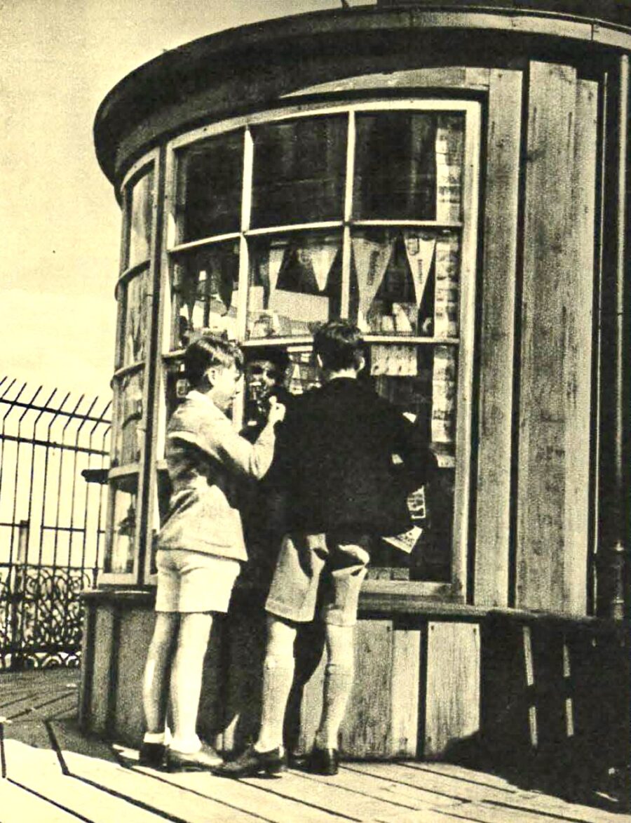The brand-new kiosk at the top of the tower 1941 The brand-new kiosk at the top of the tower 1941