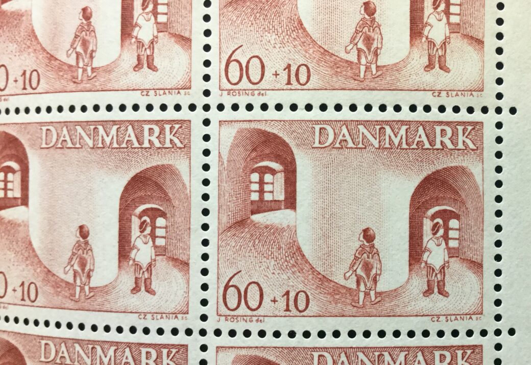 Dansk frimærke fra 1968 med Pôq og Qiperoq i Sneglegangen