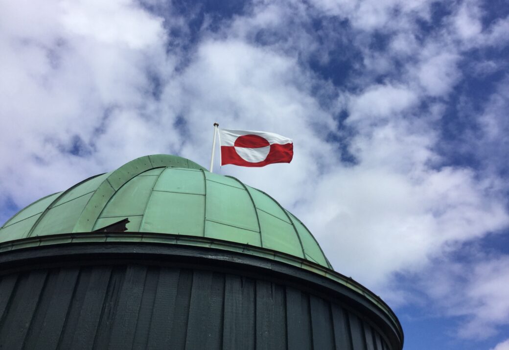Det grønlandske flag vajer fra Observatoriet