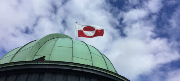 Det grønlandske flag vajer fra Observatoriet Det grønlandske flag vajer fra Observatoriet