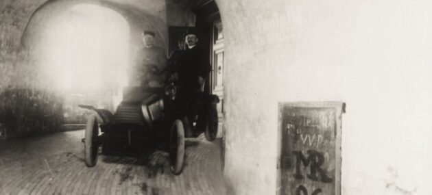 Den første biltur i Rundetaarn med dobbeltdøren i baggrunden 1902 Den første biltur i Rundetaarn med dobbeltdøren i baggrunden 1902