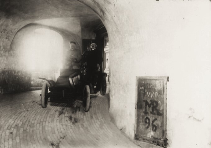 Den første biltur i Rundetaarn med dobbeltdøren i baggrunden 1902