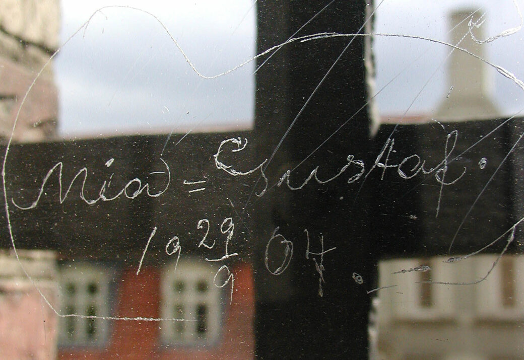 Inscription from 1904 on one of the windowpanes in the Spiral Ramp