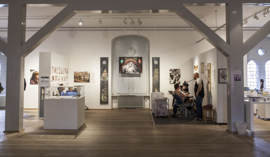 Udstilling med tatovør-salon