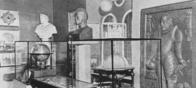 Rundetaarns astronomisk-historiske samling, da den var opstillet ved indgangen til Bibliotekssalen Rundetaarns astronomisk-historiske samling, da den var opstillet ved indgangen til Bibliotekssalen