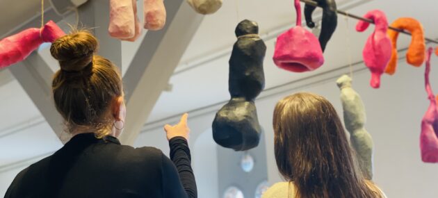 Et rigt program med skulpturen i centrum