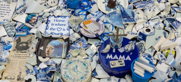 Tidligere udstilling af Christoph og Sebastian Mügge_ Triple Blue – last sms before death carved in porcelain in microscopic letters, 38CC i Delft, Holland.