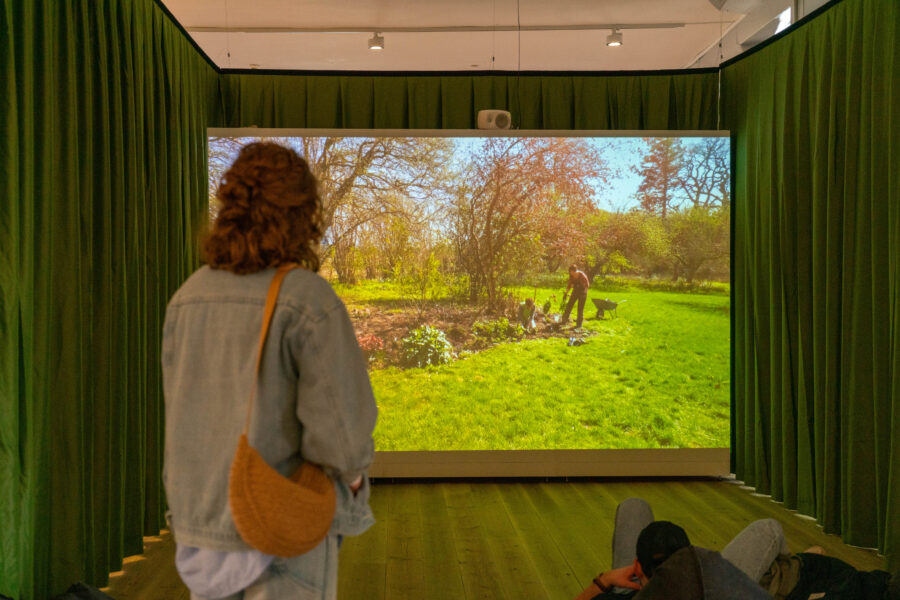 Karin Hald & Camilla Kold_ _Moving into Sunlight Against the Body of the Woman that I Love_. Foto_ Rundetaarn
